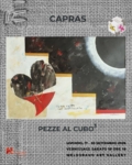 Capras, Cuore rotto nel sottoscala: un grande cuore nero attraversato da cuciture sotto una scala luminosa, metafora di fragilità e riparazione.