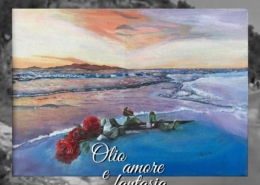Dora Pianezzola, tre grandi rose rosse sulla spiaggia di Levante di Follonica, davanti al mare azzurro e alla costa illuminata da una calda luce aranciata.