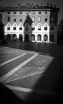 Locandina della mostra “Novecento a Cremona. Fotografie di architettura”, con sessanta fotografie di Andrea Tirindelli dedicate all'architettura cremonese tra le due guerre, in programma al Museo Civico Ala Ponzone dal 13 novembre 2026 al 5 gennaio 2027.