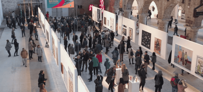 Arte Laguna Prize, mostra dei finalisti della 20ª e 21ª edizione all’Arsenale Nord di Venezia, dal 7 al 29 novembre 2026. Inaugurazione venerdì 6 novembre alle ore 17 con performance dal vivo e cerimonia di premiazione. In esposizione le opere di 240 artisti internazionali provenienti da oltre 50 Paesi, insieme alla mostra collaterale New Horizons.
