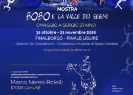 Locandina della mostra Bobo e la Valle dei Segni. Omaggio a Sergio Staino ai Chiostri di Santa Caterina a Finalborgo, con un percorso tra le vignette di Bobo, le incisioni rupestri della Valle Camonica e le opere di Marco Nereo Rotelli.