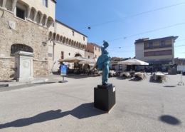 Maicol Borghetti, Capri Verdemare, scultura in bronzo con patina verde-azzurra esposta in Piazza Carducci a Pietrasanta dal 17 ottobre 2026 al 10 gennaio 2027.