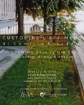Locandina della mostra personale Custodire l’effimero di Camilla Riscassi alla Galleria Triphè di Roma, a cura di Altamira APS, dedicata al rapporto tra fotografia, memoria, archivio e identità attraverso opere che intrecciano immagini, tessile e scultura.