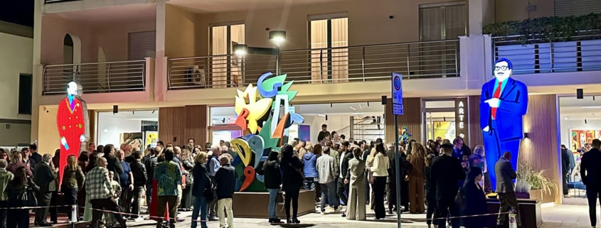 Le sculture luminose monumentali di Marco Lodola raffiguranti Gabriele D’Annunzio ed Ennio Flaiano, donate alla città di Pescara da Arte Pentagono – Arte Focus.