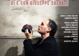 Locandina dello spettacolo teatrale “Dalla parte di Maria”, scritto, diretto e interpretato dall’attore e regista napoletano Giuseppe Salvati, in anteprima sabato 14 novembre 2026 al Teatro CorteSe di Napoli.