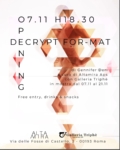 Locandina della mostra personale Decrypt for-mat di Gennifer Deri alla Galleria Triphè di Roma, a cura di Altamira APS, dedicata alla percezione del corpo e della realtà attraverso fotografie digitalmente trasformate e installazioni modulari.