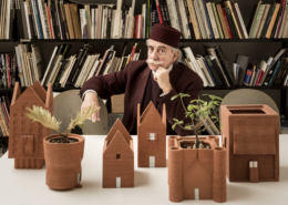 mostra “Ugo La Pietra. Domus, Domo”, a cura di Gabi Scardi, al MAN Museo d’Arte della Provincia di Nuoro dal 27 novembre 2026 al 7 marzo 2027. L’esposizione raccoglie circa 80 opere tra dipinti, oggetti, ceramiche, arazzi, installazioni, disegni, fotomontaggi e film d’artista, ripercorrendo la ricerca dell’artista sul tema dell’abitare.