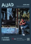 Locandina della mostra personale “Felice in modo piccolo” del pittore peruviano Mario Auad, a cura di Roberta Sole e Francesco Farachi, presso la MUEF Art Gallery di Roma dal 24 ottobre al 7 novembre 2026.