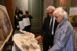 Immagine della mostra antologica “Il Novecento di Catarsini. Dalla macchia alla macchina”, dedicata al pittore e scrittore Alfredo Catarsini, a cura di Rodolfo Bona, presso il Complesso di Vicolo Valdina della Camera dei Deputati a Roma. L’esposizione propone un percorso artistico multisensoriale accessibile anche alle persone con disabilità visiva.