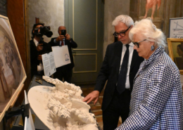 Immagine della mostra antologica “Il Novecento di Catarsini. Dalla macchia alla macchina”, dedicata al pittore e scrittore Alfredo Catarsini, a cura di Rodolfo Bona, presso il Complesso di Vicolo Valdina della Camera dei Deputati a Roma. L’esposizione propone un percorso artistico multisensoriale accessibile anche alle persone con disabilità visiva.