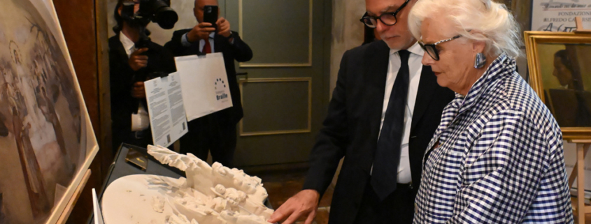 Immagine della mostra antologica “Il Novecento di Catarsini. Dalla macchia alla macchina”, dedicata al pittore e scrittore Alfredo Catarsini, a cura di Rodolfo Bona, presso il Complesso di Vicolo Valdina della Camera dei Deputati a Roma. L’esposizione propone un percorso artistico multisensoriale accessibile anche alle persone con disabilità visiva.