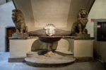 Palazzo Vecchio a Firenze, Fonti dei Leoni e Cortile della Dogana dopo il restauro sostenuto dalla Scuola del Cuoio nell’ambito del programma Florence I Care. L’intervento ha recuperato le superfici e le cromie originarie degli apparati decorativi, in memoria di Tommaso Melani.