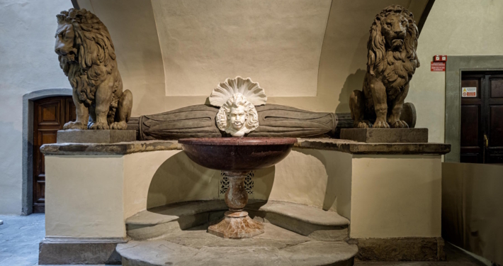 Palazzo Vecchio a Firenze, Fonti dei Leoni e Cortile della Dogana dopo il restauro sostenuto dalla Scuola del Cuoio nell’ambito del programma Florence I Care. L’intervento ha recuperato le superfici e le cromie originarie degli apparati decorativi, in memoria di Tommaso Melani.