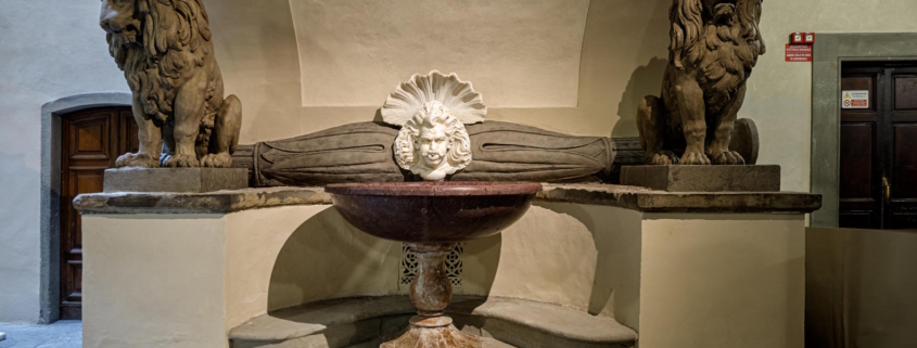 Palazzo Vecchio a Firenze, Fonti dei Leoni e Cortile della Dogana dopo il restauro sostenuto dalla Scuola del Cuoio nell’ambito del programma Florence I Care. L’intervento ha recuperato le superfici e le cromie originarie degli apparati decorativi, in memoria di Tommaso Melani.