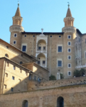 Palazzo Ducale di Urbino, sede della Galleria Nazionale delle Marche, protagonista delle aperture straordinarie autunnali del 2026, con visite serali e aperture speciali tra ottobre e dicembre.