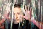 Locandina dello spettacolo La Medium di Marta Cuscunà, in programma il 28 e 29 ottobre 2026 al Teatro Vascello di Roma nell’ambito di Romaeuropa Festival.