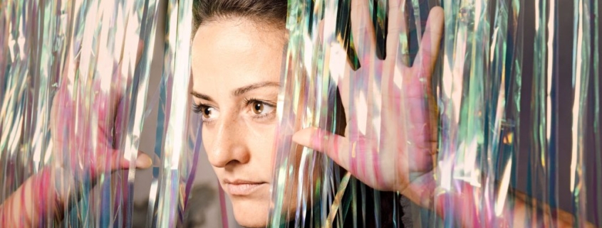 Locandina dello spettacolo La Medium di Marta Cuscunà, in programma il 28 e 29 ottobre 2026 al Teatro Vascello di Roma nell’ambito di Romaeuropa Festival.