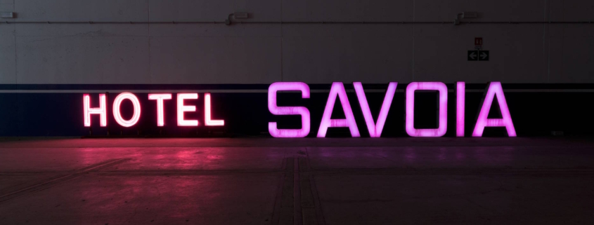 Luci d’Artista Torino presenta Hotel Savoia, installazione luminosa site-specific di Flavio Favelli nella cabina di trasformazione primaria Arbarello, in via Bertola 48/bis, e gli appuntamenti collegati ad Artissima dal 30 ottobre al 1° novembre 2026.