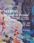 Locandina della mostra personale “Marine, ricordi di estate” di Ciro D’Alessio, a cura di Giovanni D’Alessandro, presso la galleria Fatti d’Arte in Piazza Bernini 41 ad Aversa. Inaugurazione sabato 24 ottobre 2026 alle ore 18:00. La mostra esplora il rapporto tra mare, memoria e astrazione attraverso una pittura a olio materica e ricca di colore. Visitabile fino al 7 novembre 2026.