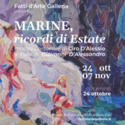 Locandina della mostra personale “Marine, ricordi di estate” di Ciro D’Alessio, a cura di Giovanni D’Alessandro, presso la galleria Fatti d’Arte in Piazza Bernini 41 ad Aversa. Inaugurazione sabato 24 ottobre 2026 alle ore 18:00. La mostra esplora il rapporto tra mare, memoria e astrazione attraverso una pittura a olio materica e ricca di colore. Visitabile fino al 7 novembre 2026.