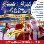 Locandina di Natale è Reale, il villaggio natalizio alla Palazzina di Caccia di Stupinigi, con elfi, Babbo Natale, mercatino artigianale, spettacoli e attività per famiglie.