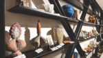 La collezione Primedicopertina riunisce 135 opere di ceramica d’autore firmate da 93 artisti, dai maestri del secondo Novecento alle generazioni contemporanee. La raccolta è presentata da Art La Rosa a Catania e sarà proposta integralmente all’asta nel dicembre 2026.