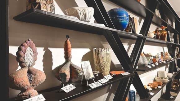 La collezione Primedicopertina riunisce 135 opere di ceramica d’autore firmate da 93 artisti, dai maestri del secondo Novecento alle generazioni contemporanee. La raccolta è presentata da Art La Rosa a Catania e sarà proposta integralmente all’asta nel dicembre 2026.