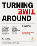 Turning Time Around, mostra collettiva inaugurale di Seconda Soluzione, il nuovo progetto culturale nato dall’esperienza del gallerista Riccardo Costantini. In esposizione opere di protagonisti dell’arte italiana della seconda metà del Novecento e artisti di generazioni successive. Dal 23 ottobre 2026 al 23 gennaio 2027 in via Luigi Mercantini 5, Torino.