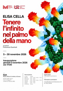 Locandina della mostra personale Tenere l’infinito nel palmo della mano di Elisa Cella, a cura di Francesca Guerisoli, allo Spazio Egidio Isacco del MuDi – Museo Diffuso di Lentate sul Seveso, dal 5 al 30 novembre 2026.