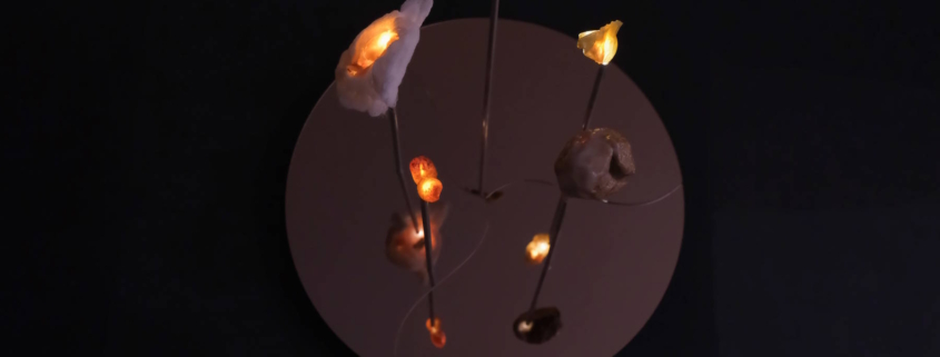 immagine della mostra collettiva internazionale UNSPOKEN ECHOES presso HUB/ART, in Carrer del Dr. Trueta 183 a Barcellona, con la partecipazione dell’artista Una Qingwen Zhang e della sua installazione luminosa Alien Archive.