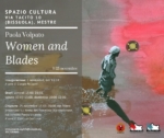 Locandina della mostra Women and Blades di Paola Volpato, a cura di Giorgia Pollastri, presso lo Spazio Cultura della Cooperativa La Città del Sole, in via Tacito 10, nel quartiere Bissuola a Mestre. L’esposizione affronta i temi della violenza di genere e del femminicidio.