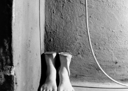 Locandina della mostra fotografica SYNTHESIS di Massimiliano Camellini presso Amy d’Arte Spazio a Milano, con una selezione di progetti che esplorano sogni, memoria, trasformazione dei luoghi e cambiamenti sociali attraverso la fotografia contemporanea.