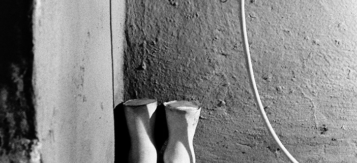 Locandina della mostra fotografica SYNTHESIS di Massimiliano Camellini presso Amy d’Arte Spazio a Milano, con una selezione di progetti che esplorano sogni, memoria, trasformazione dei luoghi e cambiamenti sociali attraverso la fotografia contemporanea.